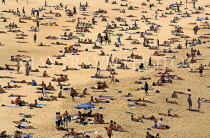 AUSTRALIA, New South Wales, SYDNEY, Bondai Beach, crowds of sunbathers, AUS1091JPL