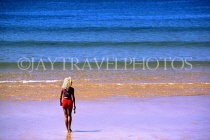 AUSTRALIA, New South Wales, SYDNEY, Bondai beach, woman paddling, AUS1046JPL