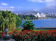 AUSTRALIA, New South Wales, SYDNEY, Opera House & Harbour Bridge, view from Botanical Gardens, AUS162JPL