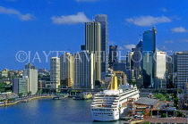 AUSTRALIA, New South Wales, SYDNEY, skyline and cruise liner at Circular Quay, AUS1065JPL