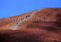 AUSTRALIA, Northern Territory, AYERS ROCK (Uluru), visitors climbing rock, AUS359JPL