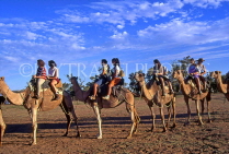 AUSTRALIA, Northern Territory, Alice Springs, visitors on a camel ride, AUS420JPL