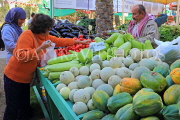 BAHRAIN, Noor El Ain, Garden Bazaar, Farmers Market, shopper at vegetable stall, BHR1795JPL