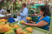 BAHRAIN, Noor El Ain, Garden Bazaar, Farmers Market, shopper choosing Papayas, BHR1872JPL