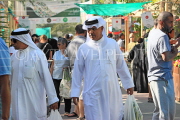 BAHRAIN, Noor El Ain, Garden Bazaar, Farmers Market, shoppers, BHR1254JPL
