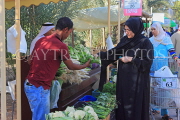 BAHRAIN, Noor El Ain, Garden Bazaar, Farmers Market, shoppers at vegetable stall, BHR1163JPL
