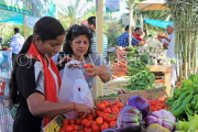 BAHRAIN, Noor El Ain, Garden Bazaar, Farmers Market, shoppers at vegetable stall, BHR1246JPL