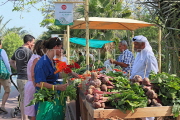BAHRAIN, Noor El Ain, Garden Bazaar, Farmers Market, shoppers at vegetable stall, BHR1250JPL