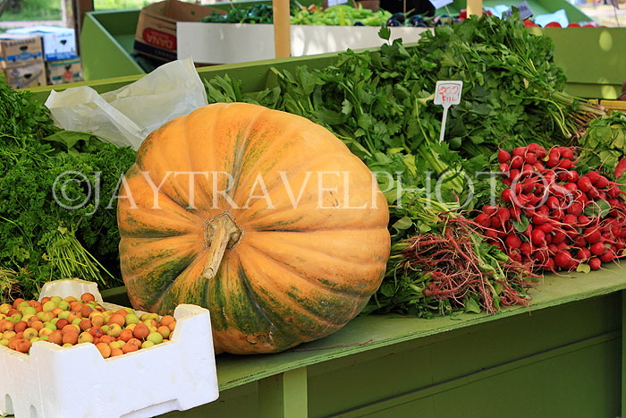 BAHRAIN, Noor El Ain, Garden Bazaar, Farmers Market, vegetable stall display, BHR1870JPL