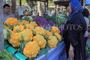 BAHRAIN, Noor El Ain, Garden Bazaar, Farmers Market, yellow & purple Cauliflowers, BHR1175PL
