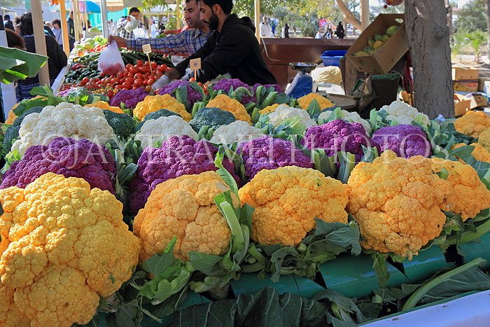 BAHRAIN, Noor El Ain, Garden Bazaar, Farmers Market, yellow & purple Cauliflowers, BHR1201JPL