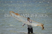 BAHRAIN, coast by Al Jasra, fisherman casting his net, BHR1394JPL