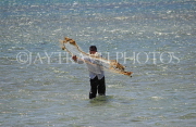 BAHRAIN, coast by Al Jasra, fisherman casting his net, BHR1395JPL