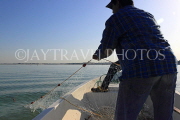 BAHRAIN, coast by Al Jasra, fishermen in boat pulling in net, BHR1401JPL