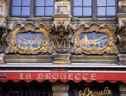 Belgium, BRUSSELS, Grand Place, Wheelbarrow insignia on house of La Brouette,  BRS74JPL