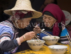 CHINA, Yunnan Province, Yuanyang, Hani tribe women eating, Shalatou market, CH1547JPL