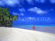COOK ISLANDS, Aitutaki Islands, Moturakau Island, beach and couple, CI607JPL