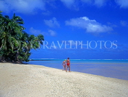 COOK ISLANDS, Aitutaki Islands, Moturakau Island, beach and tourist couple, CI606JPL