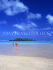 COOK ISLANDS, Aitutaki Islands, Moturakau Island, beach and tourist couple, CI609JPL