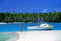 COOK ISLANDS, Aitutaki Islands, Tapuaetai (One Foot Island), beach, boat and tourist, CI909JPL