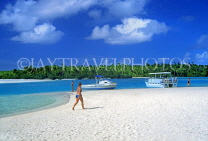 COOK ISLANDS, Aitutaki Islands, Tapuaetai (One Foot Island), beach, boats and tourist, CI1846JPL