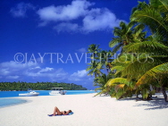 COOK ISLANDS, Aitutaki Islands, Tapuaetai (One Foot Island), beach and coconut trees, CI638JPL