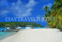 COOK ISLANDS, Aitutaki Islands, Tapuaetai (One Foot Island), beach and tour boats, CI177JPL