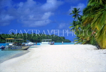 COOK ISLANDS, Aitutaki Islands, Tapuaetai (One Foot Island), beach and tour boats, CI839JPL