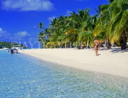 COOK ISLANDS, Aitutaki Islands, Tapuaetai (One Foot Island), beach and tourist walking, CI172JPL