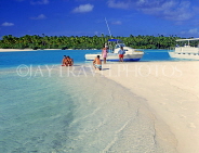 COOK ISLANDS, Aitutaki Islands, Tapuaetai (One Foot Island), beach and tourists, CI170JPL