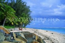 COOK ISLANDS, Rarotonga, beach and tourist couple, CI105JPL