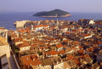 CROATIA, Dubrovnik, Old Town and roof tops, CRO408JPL