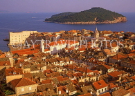 CROATIA, Dubrovnik, Old Town view and rooftops, CRO344JPL