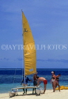 FIJI, Mamanuca Islands, Matamanoa Island, beach with sailboats and holidaymakers, FIJ673JPL