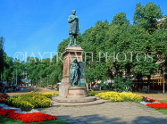 FINLAND, Helsinki, Esplanade Park, and J L Runeberg (poet) statue, FIN801JPL