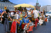 FINLAND, Helsinki, Market Square, shoppers at stalls, FIN822JPL
