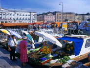 FINLAND, Helsinki, Market Square, vendors selling from boats, FIN739JPL