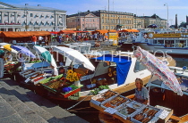 FINLAND, Helsinki, Market Square, vendors selling from boats, FIN832JPL