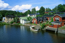 FINLAND, Porvoo, typical houses along Porvoo River, FIN837JPL