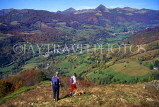 FRANCE, Auvergne, Cantal, Auvergen mountain scenery, Puy Griou, walkers, FRA2059JPL
