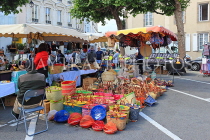 FRANCE, Brittany, SAINT-MALO, Place Bouvet, Marché de St Servan, outdoor market, FRA2705JPL