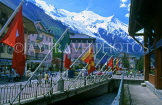 FRANCE, Haute Savoie, Rhone Alps, CHAMONIX, resort and Mont Blanc, FRA1749JPL