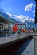 FRANCE, Haute Savoie, Rhone Alps, CHAMONIX, resort centre and Mont Blanc peak, FRA1747JPL