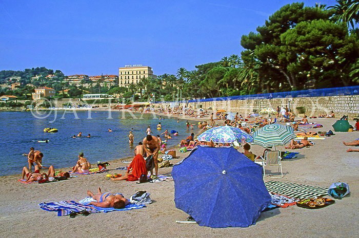 FRANCE, Provence, Cote d'Azure, St-Jean-Cap-Ferrat, BEAULIEU-SUR-MER, beach, sunbathers, FRA368JPL