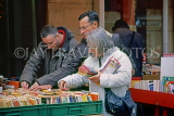 France, PARIS, Latin Quarter, people browsing through second hand bookshops, FRA2207JPL