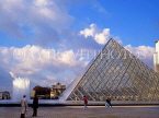 France, PARIS, Louvre Museum, Pyramid entrance, FRA2045JPL