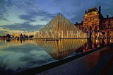 France, PARIS, Louvre Museum and Pyramid entrance, dusk view, FRA2101JPL