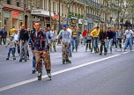 France, PARIS, crowds of people enjoying Rollerblading along street, FRA2308JPL