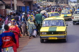 GAMBIA, Serekunda town, crowded street and taxis, GAM966JPL