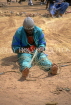 GAMBIA, fishing village, fisherman mending net, GAM992JPL